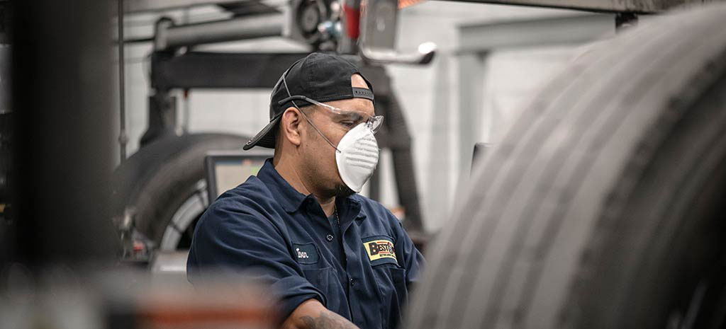 retread_worker2 Retreading